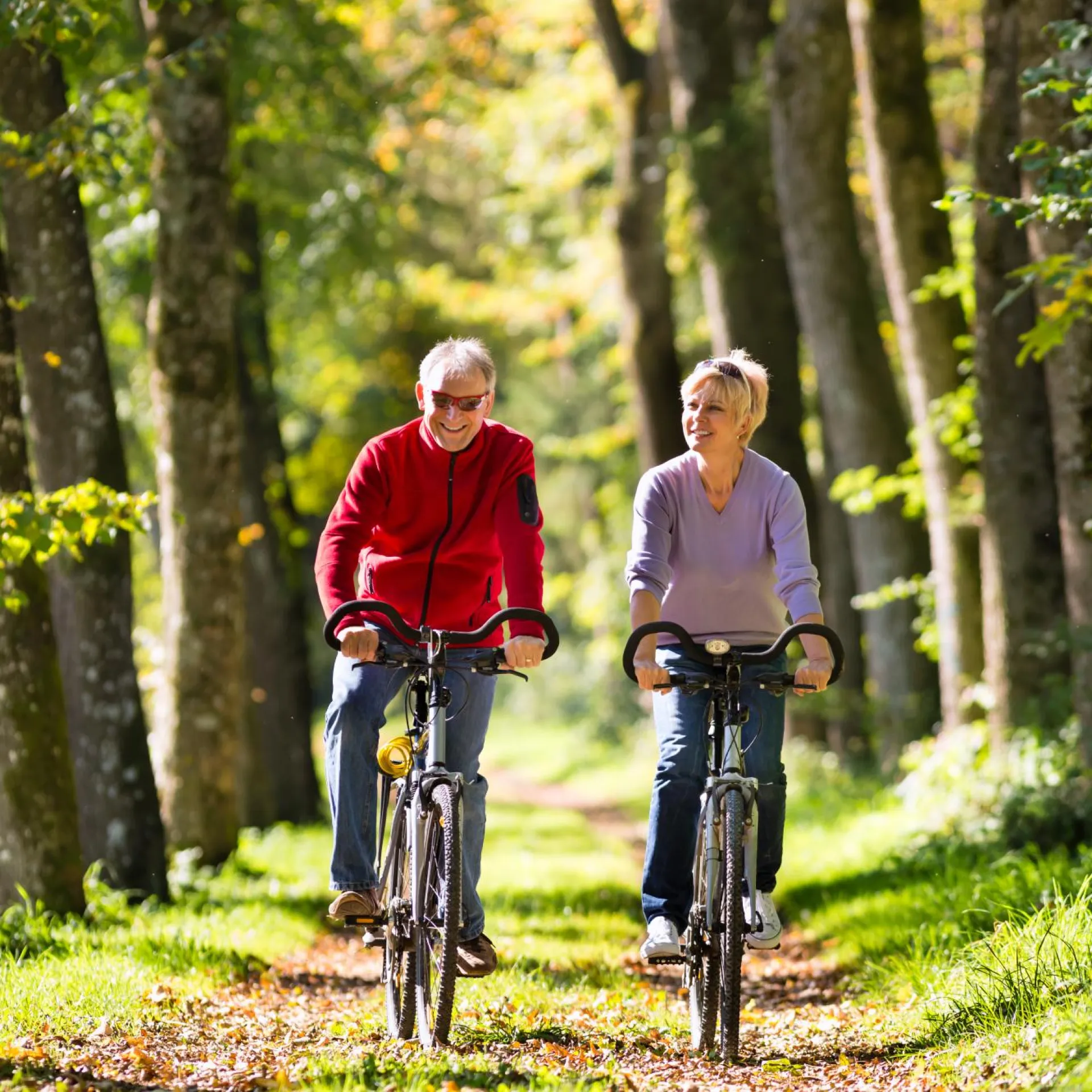 Ouder stel fietst door het bos